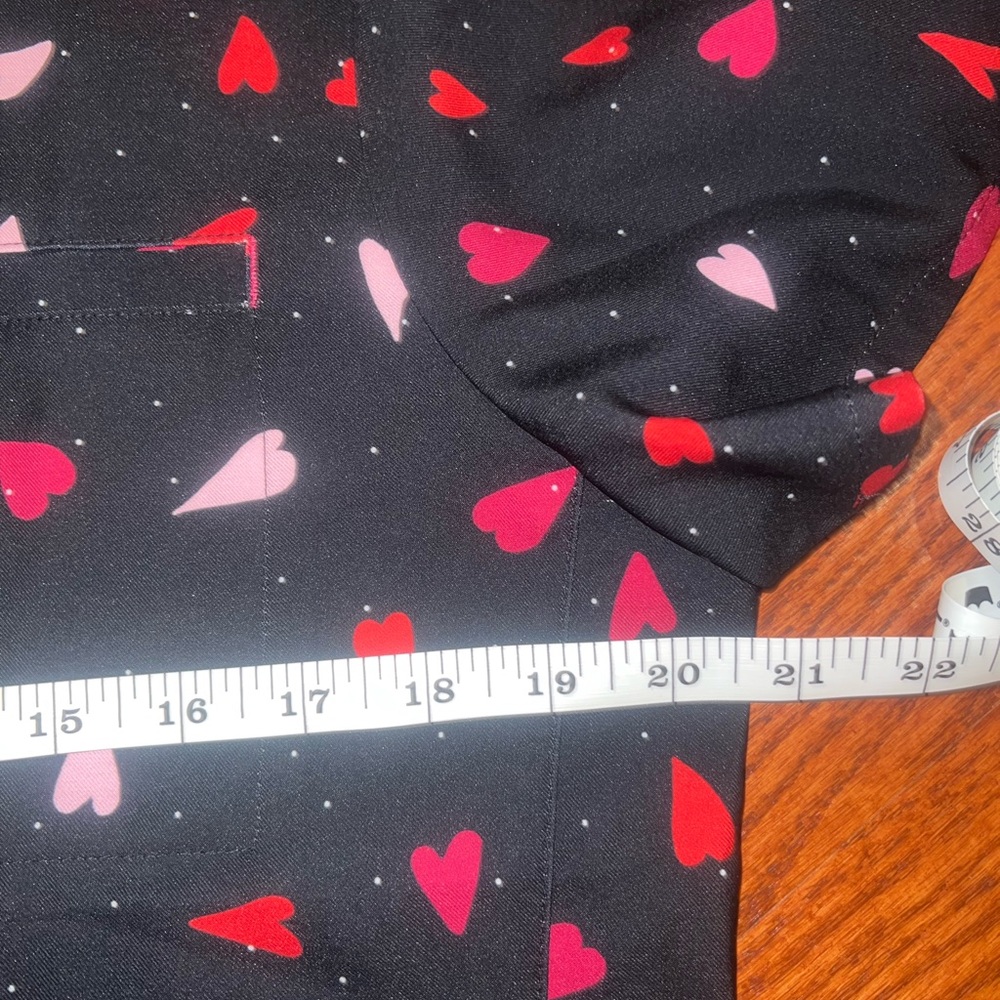 Fabletics Vital 1-Pocket Scrub Top in Heart Pumping Black - Picture 8 of 8